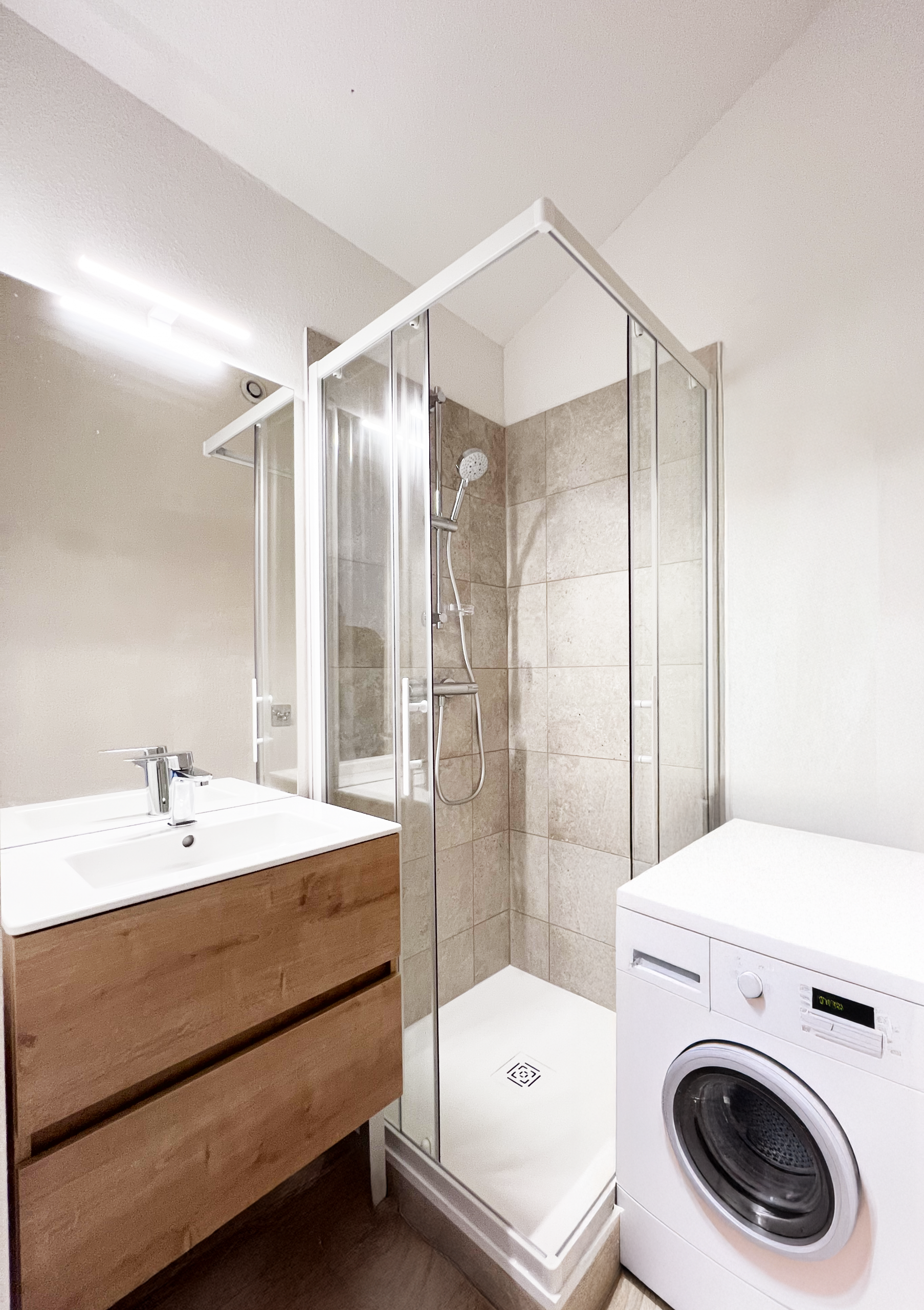 Salle de bain moderne dans maison de vacances Vendée